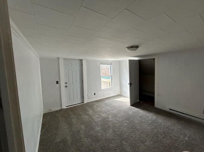 Large living room with 2 huge closets - 60 Furnace St