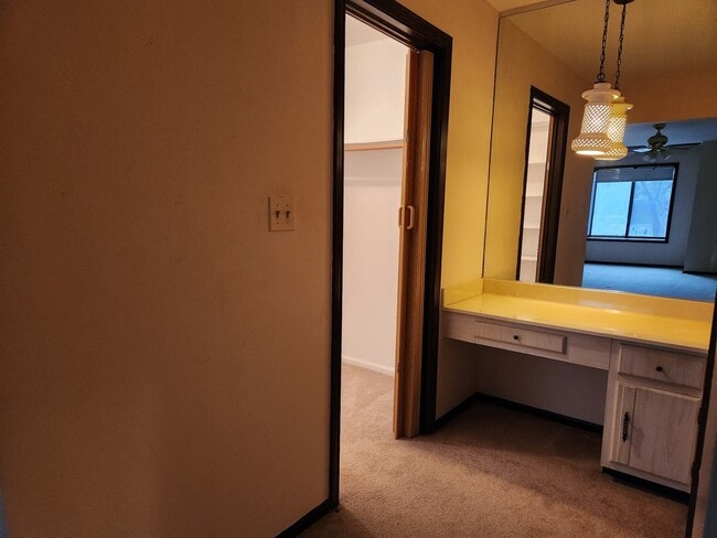 Building Photo - 9242 Gross Point Rd