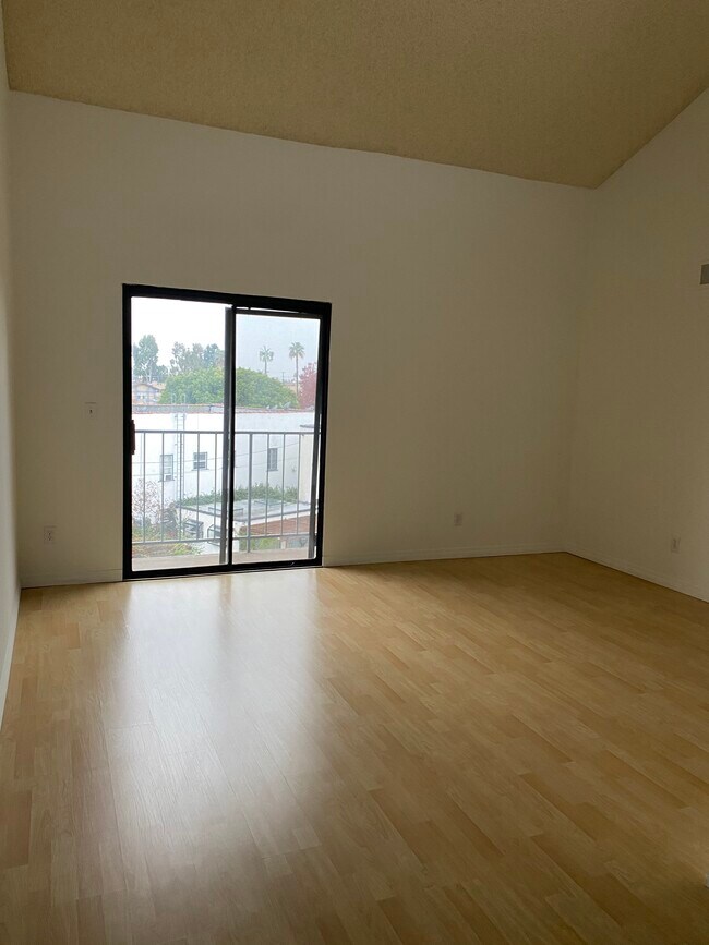 Building Photo - 4225 Del Mar Ave