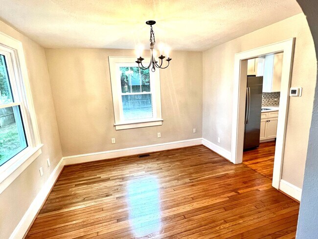 Building Photo - Completely Renovated 4BR Beach Cottage! Tw...