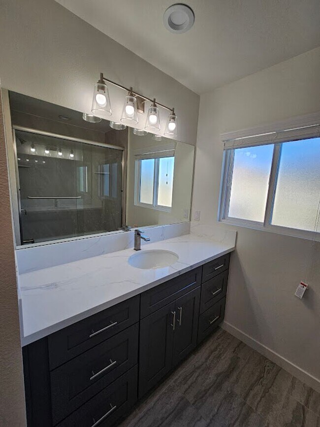 Building Photo - Newly Remodeled 2 Bedroom / 1 Bath! Call o...