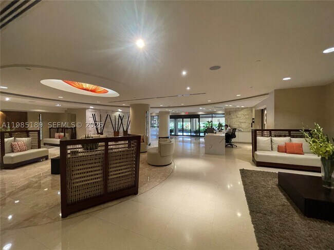 Building Photo - 2555 Collins Ave