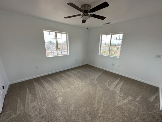 Building Photo - Remodeled 3 bed 3 bath apartment