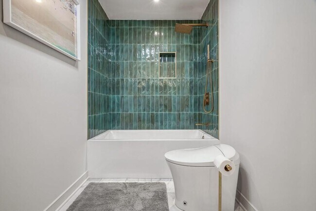 Building Photo - 1007 Somerset Dr NW