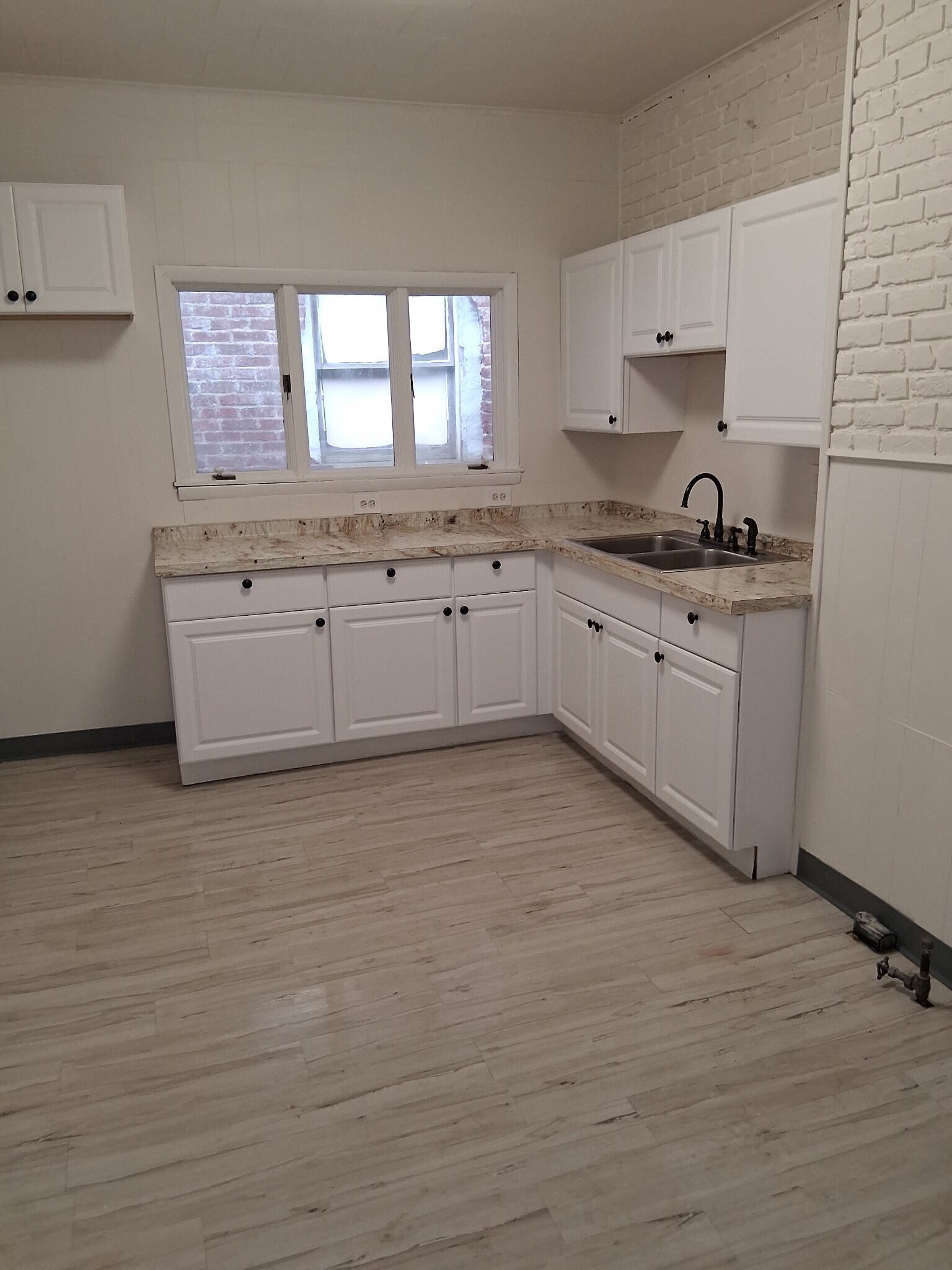 Building Photo - 690 E Utica St