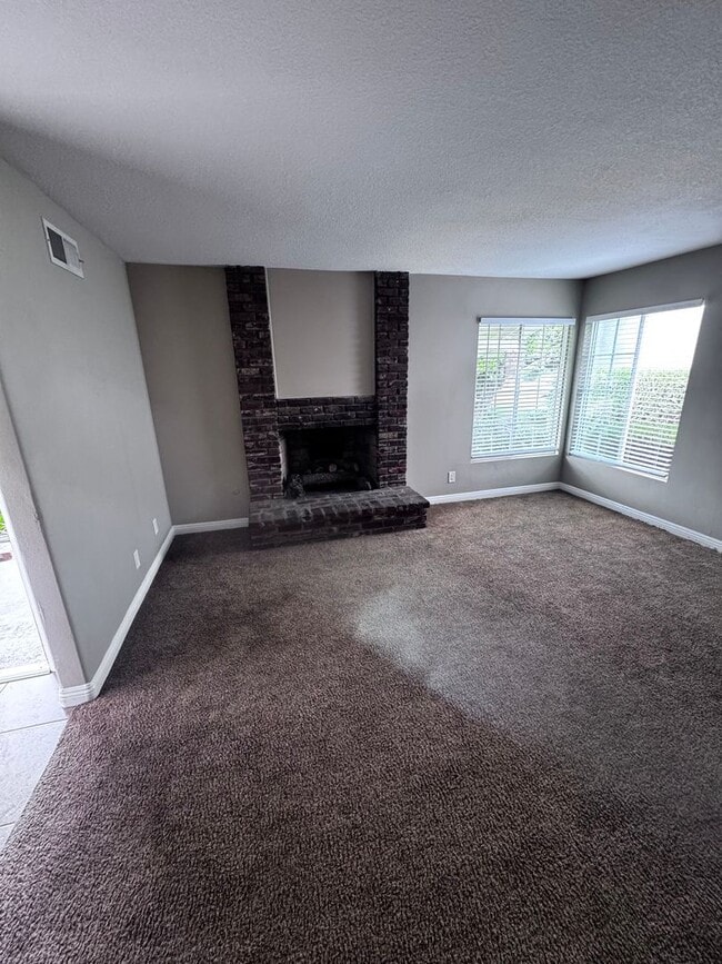 Building Photo - Beautiful 4 bed 2 baths house in a great a...