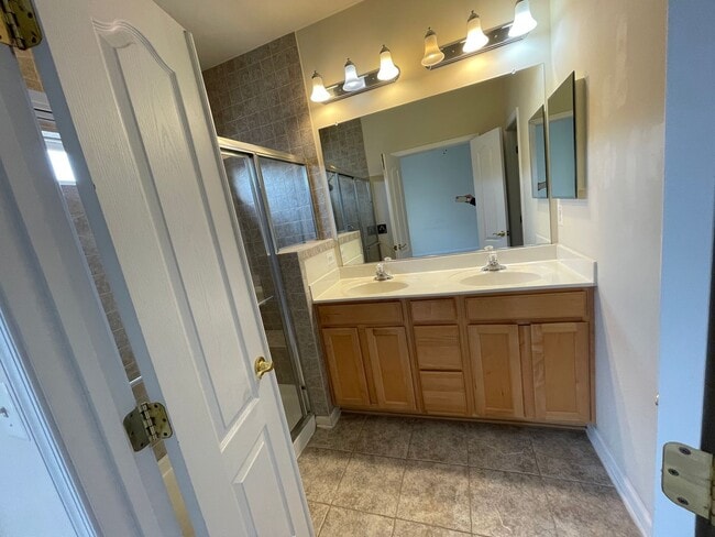 Building Photo - Stunning Light-Filled 3 Bed 2/2 Bath Townhome In Sought After Brambleton