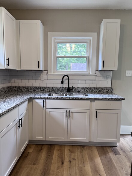Kitchen - 2415 Lindbergh Dr