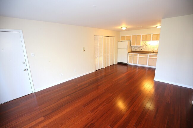 Building Photo - 9460 Bay Colony Dr