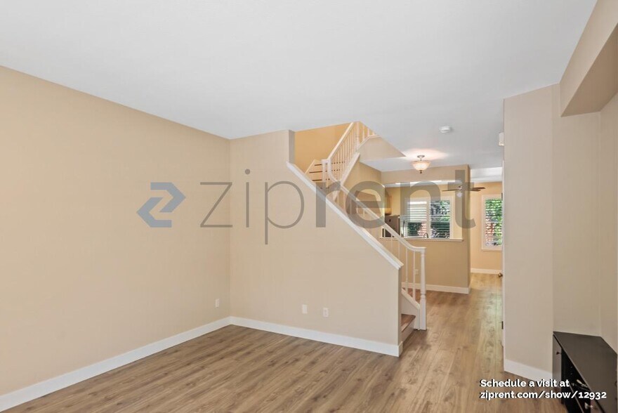 Building Photo - Unit
