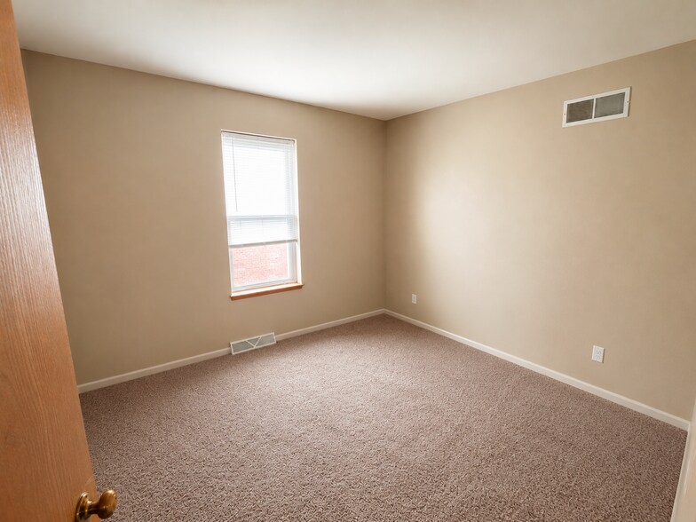 Building Photo - 1312 Falls Ct