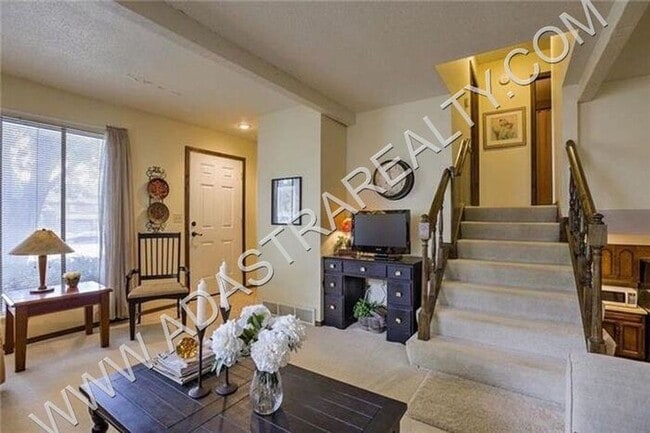 Building Photo - Beautiful Duplex in Olathe-Available NOW!!