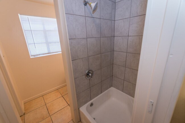Building Photo - 4 Bedroom, 1½ Bath Home with Central A/C, ...