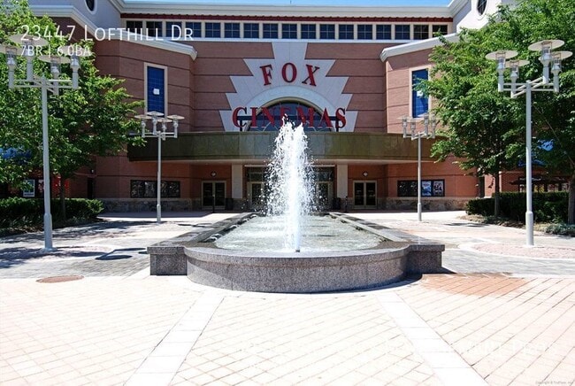 Building Photo - Beautifully Maintained 7 Bedroom 6 Bath Ho...