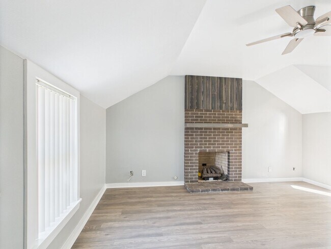 Building Photo - 112 W Hackberry St