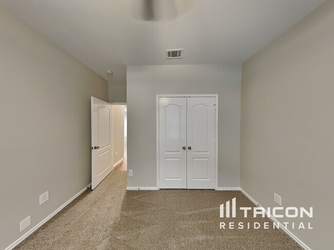 Building Photo - 207 Moonlight Dr