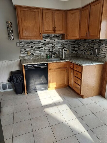 Building Photo - 3014 N Vermont Ave