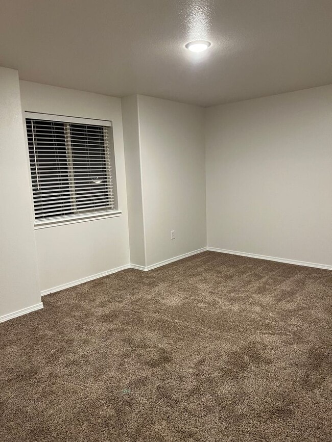 Building Photo - Townhome in NW Redmond in Fairhaven Vista