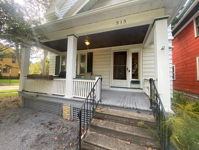 Building Photo - 915 Meigs St