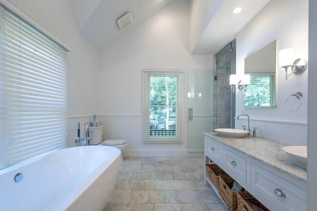 Building Photo - 500 Water Mill Towd Rd