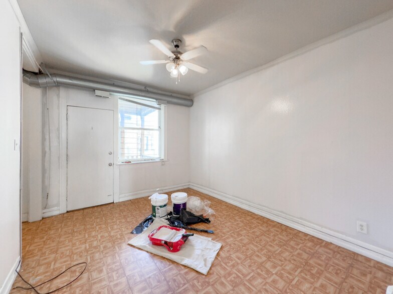 Building Photo - 2405 W Wilson Ave