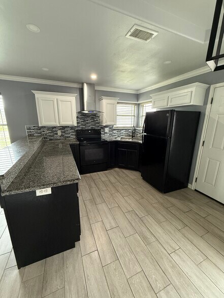 Unit C: Kitchen - 302 W Amy Dr