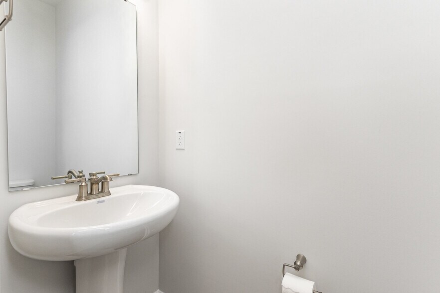 Building Photo - 1425 Rhodes Pond St