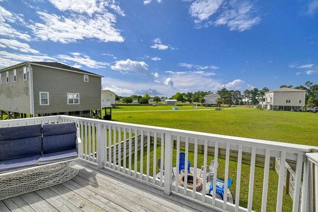 Building Photo - Updated coastal townhome- fully furnished!