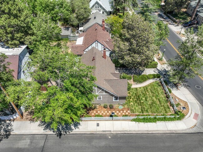 Building Photo - Live on Historic Park Avenue in this 2 Bed 1.5 Bath Single Family Home!