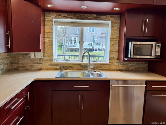 Building Photo - 6 Fairway Dr