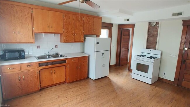 Building Photo - 3421 Mapledale Ave