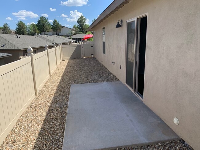 Building Photo - NO STAIRING! Single-Story Living!