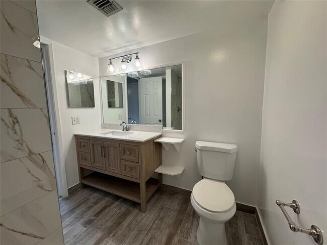 Building Photo - 606 Gardens Dr