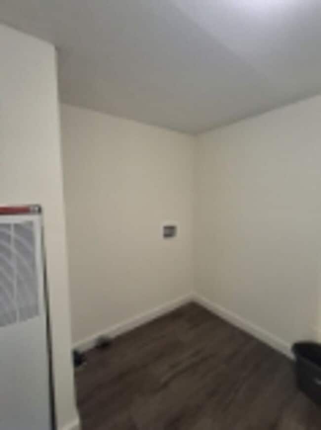Building Photo - Peaceful suburban lifestyle yet easy commu...