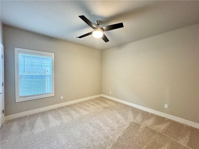 Building Photo - 1011 NE Hts Ln