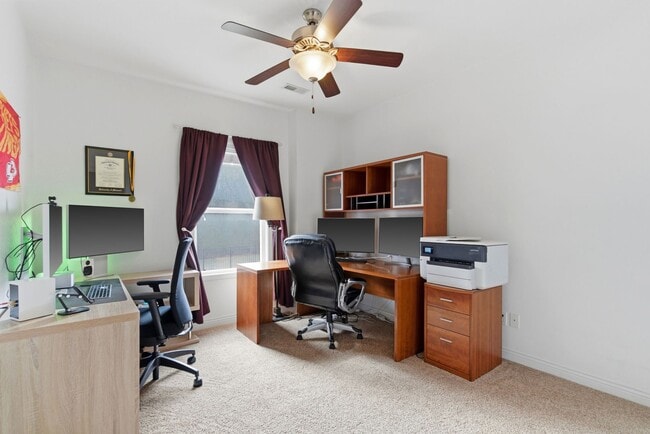 Building Photo - 5 bed/ 3 bath Single Family Home.