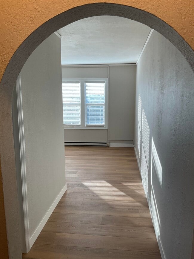 Building Photo - 618 W 7th St