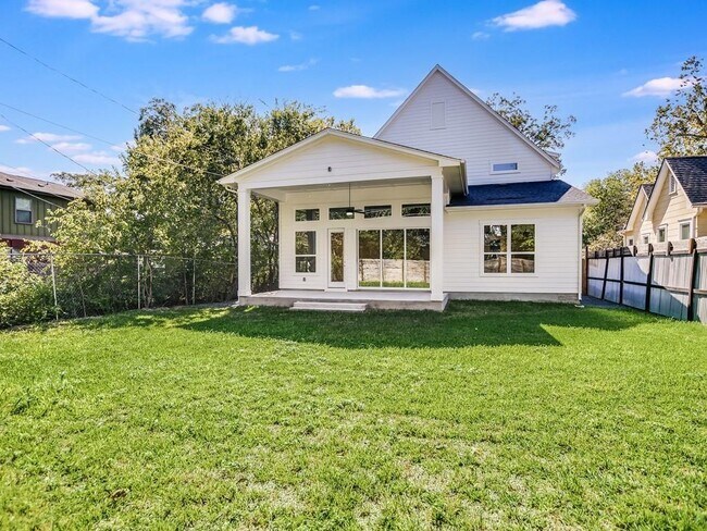 Building Photo - 402 Zennia St