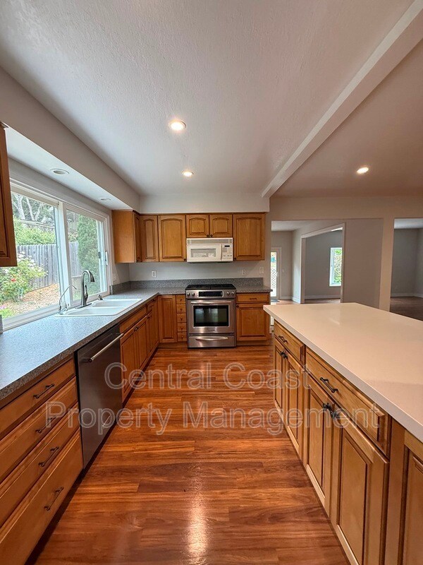 Building Photo - 9465 Valley Oak Way