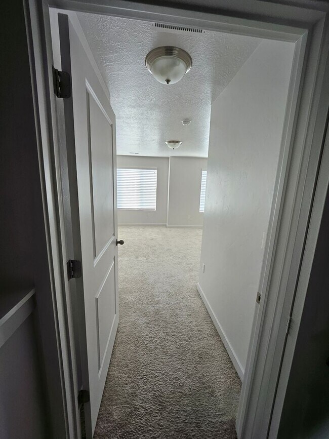 Building Photo - 4 Bedroom Town Home for Rent