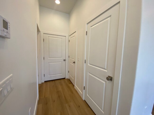 Building Photo - SPACIOUS TOWNHOME AVAILABLE FOR RENT