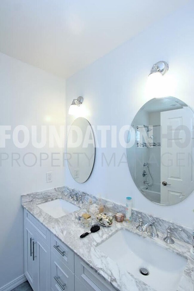 Building Photo - Santa Venetia Charmer 3BD+/2BA-Pool- FOUND...