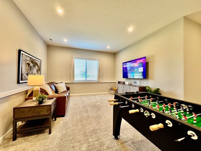 Building Photo - Fully Furnished Executive Miamisburg Home