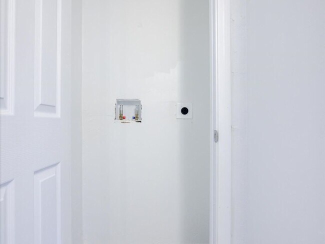 Building Photo - Fully Remodeled 2 Bedroom Home – Modern Co...