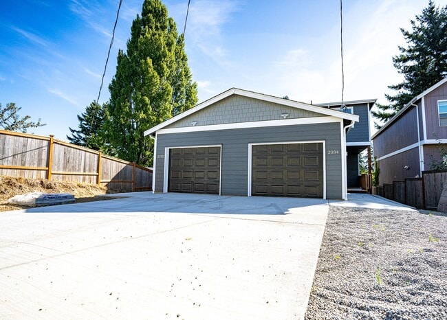 Building Photo - Large Duplex in a Quiet Location!