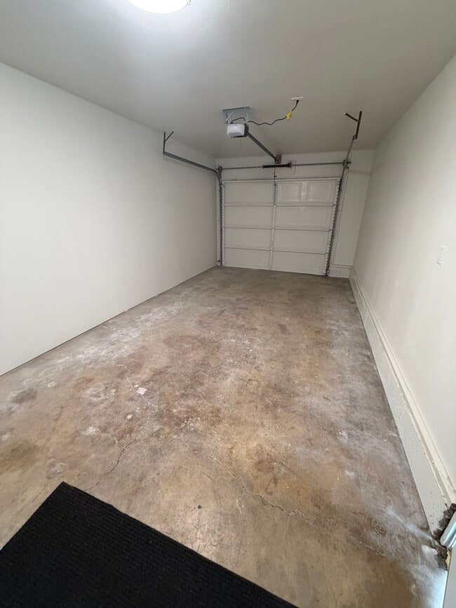Building Photo - Newly Remodeled Large 2 Bedroom!