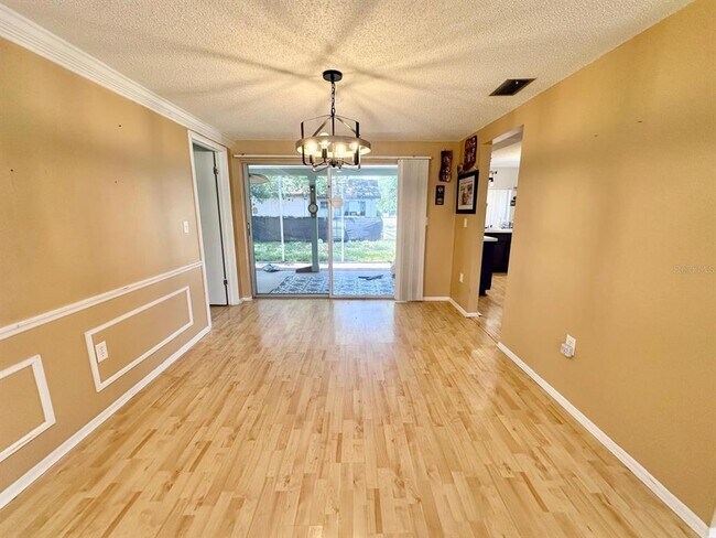 Building Photo - 12215 Meadowbrook Ln