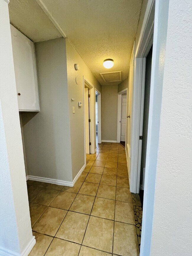 Building Photo - 4822 Hemphill Dr