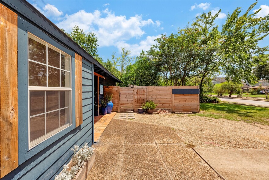 Building Photo - 3914 Ella Blvd