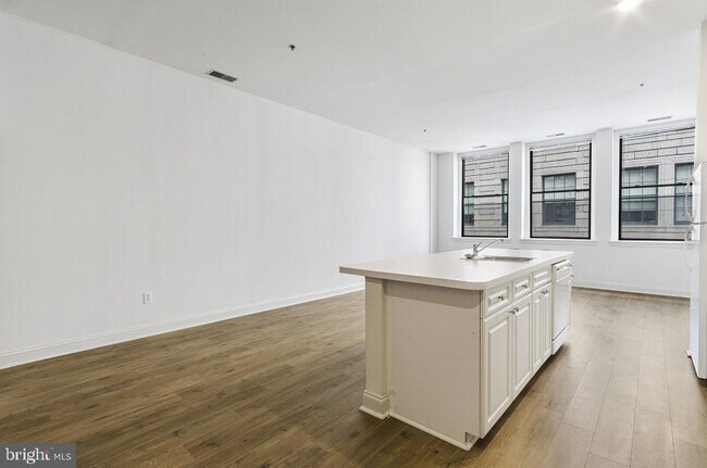 Building Photo - 1300-6 Chestnut St